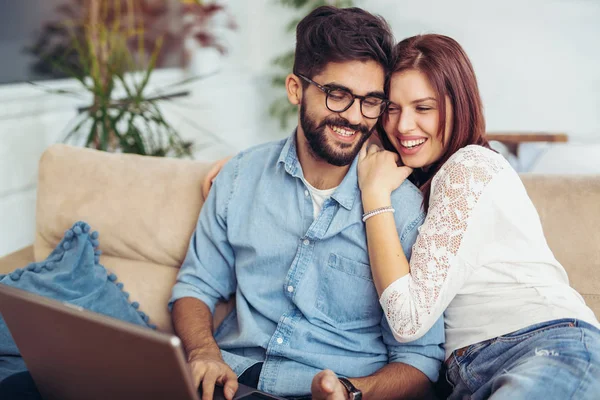 Pareja Feliz Con Portátil Pasar Tiempo Juntos Casa — Foto de Stock