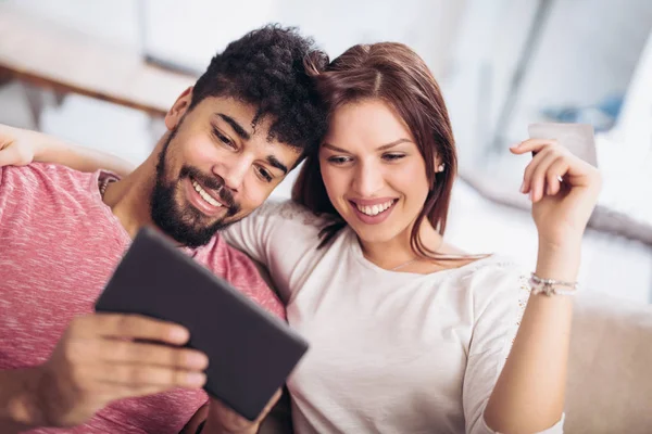 Alışveriş Online Evde Kredi Kartı Tablet Ile Mutlu Karışık Yarış — Stok fotoğraf