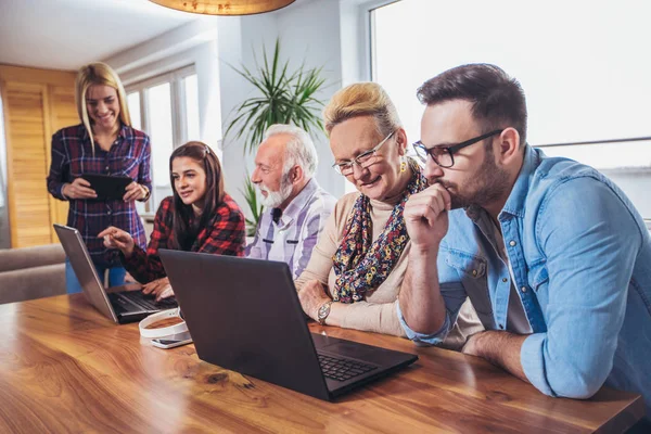 Junge Freiwillige Helfen Senioren Beim Umgang Mit Dem Computer — Stockfoto