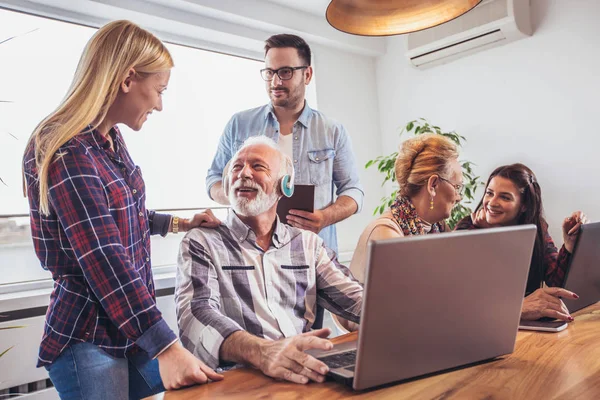 Young Volunteers Helping Senior People Using Computer — Stock Photo, Image