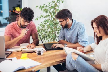 Sınavlara hazırlanan çok ırklı genç öğrencilerden oluşan bir grup..