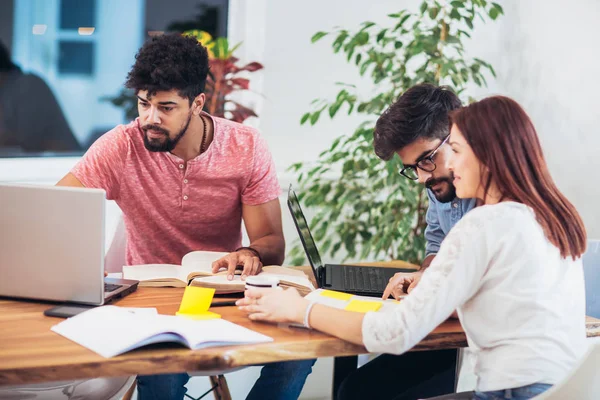 Grupo Jóvenes Estudiantes Multiétnicos Que Preparan Para Los Exámenes Interior — Foto de Stock