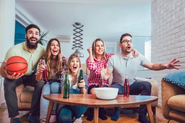 İzlerken futbol tv ve bira ve patlamış mısır ile evde zaferini kutluyor mutlu futbol fanlar.