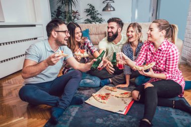Genç arkadaşlar evde pizza yemek parti grubu.