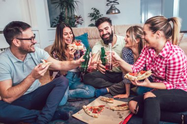 Genç arkadaşlar evde pizza yemek parti grubu.
