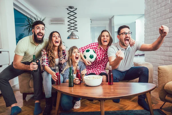 Fãs Futebol Felizes Assistindo Futebol Comemorando Vitória Casa Com Cerveja — Fotografia de Stock