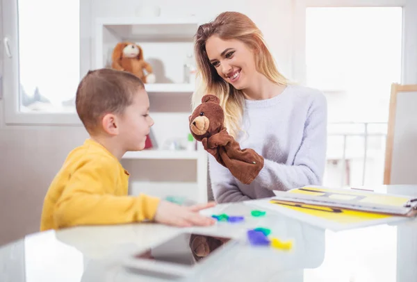 Petit Garçon Apprenant Jouant Pendant Les Cours Avec Orthophoniste — Photo