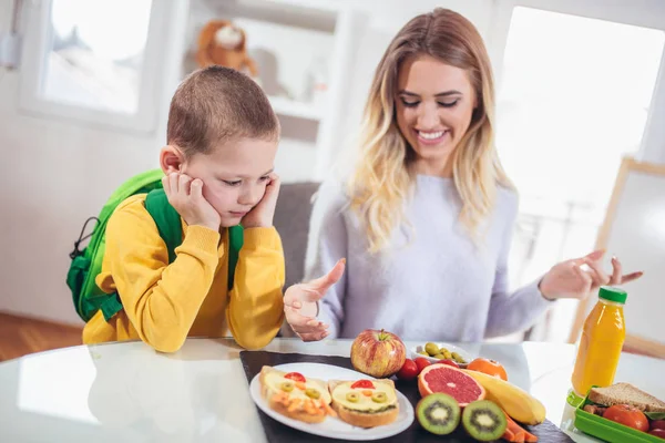 Madre Haciendo Desayuno Para Niño Por Mañana Merienda Para Escuela —  Fotos de Stock