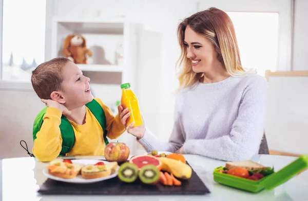 Madre Haciendo Desayuno Para Niño Por Mañana Merienda Para Escuela —  Fotos de Stock