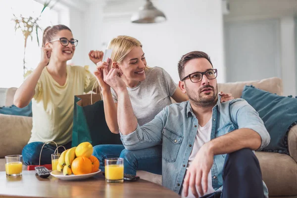 Dos Mujeres Hombre Haciendo Compras Línea Con Tarjeta Crédito Tableta — Foto de Stock