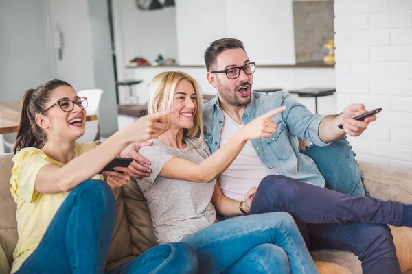 Três Amigos Relaxando Assistindo Televisão Sala Estar Brilhante — Fotografia de Stock