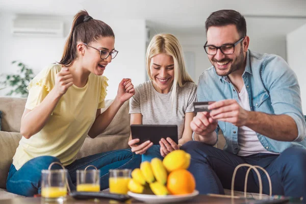 Två Kvinnor Och Man Gör Näthandel Med Kreditkort Och Digitala — Stockfoto