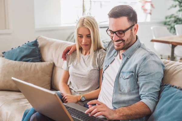 Lachende Paar Met Laptop Woonkamer — Stockfoto