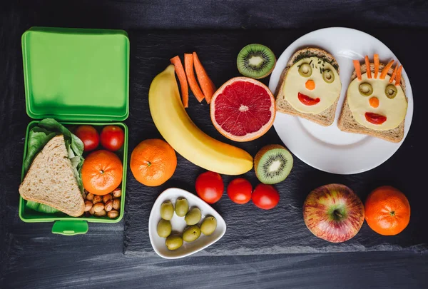 Almoço Escolar Com Sanduíches Legumes Frescos Nozes Frutas Fundo Preto — Fotografia de Stock