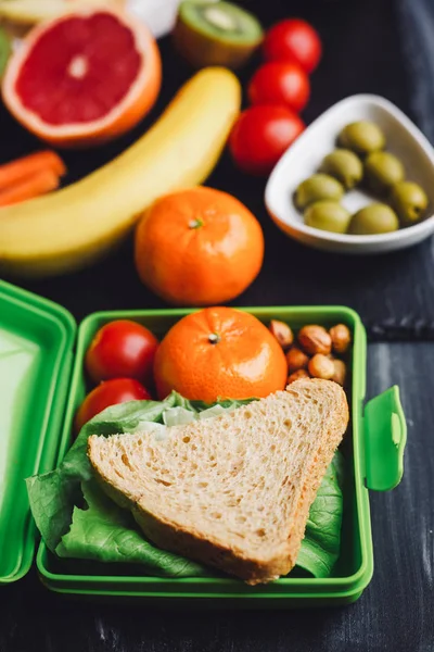 Doos Van Lunch Van School Met Verse Groenten Noten Vruchten — Stockfoto
