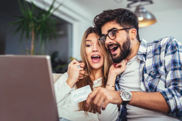 Pareja Joven Con Laptop Tarjeta Crédito Casa — Foto de Stock