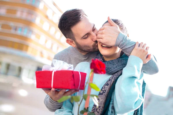 Mann Überrascht Frau Mit Geschenk Und Rose Der Stadt — Stockfoto