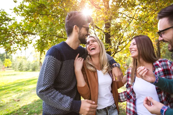 Grupo Jóvenes Caminando Divirtiéndose Parque — Foto de Stock