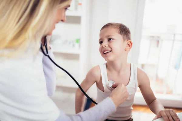 Arzt Untersucht Kleinen Jungen Mit Stethoskop — Stockfoto