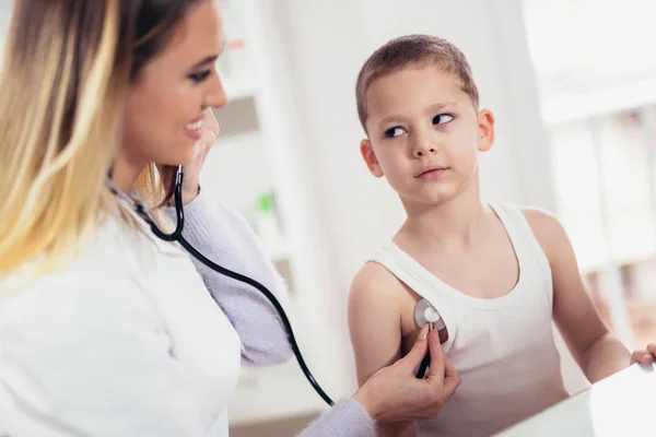 Médico Examinando Niño Pequeño Por Estetoscopio — Foto de Stock