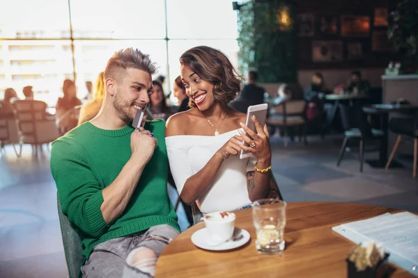 快乐的情侣在咖啡店玩 用数字平板电脑和信用卡在线购物 — 图库照片