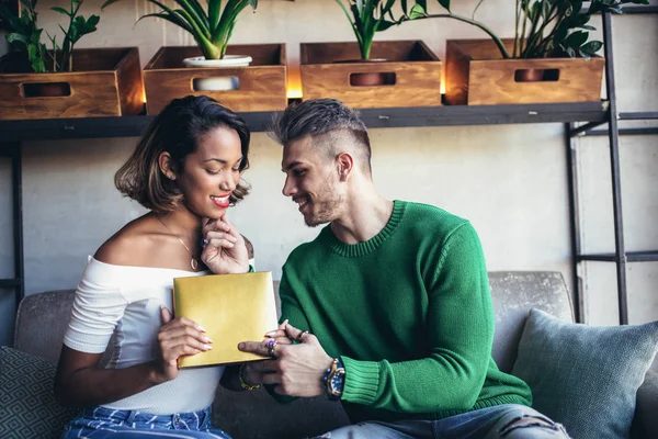 Šťastný Pár Interracial Posezení Café Baru Muž Dává Dárek Pro — Stock fotografie