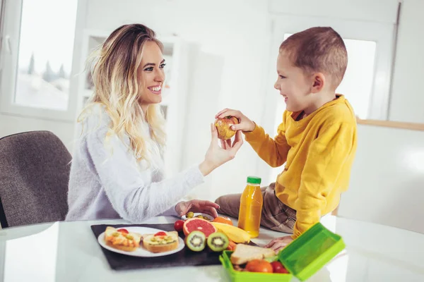 Feliz Joven Con Hijo Desayunando —  Fotos de Stock