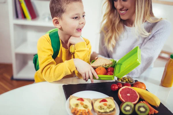 Madre Che Prepara Colazione Suo Bambino Mattino Spuntino Scuola — Foto Stock