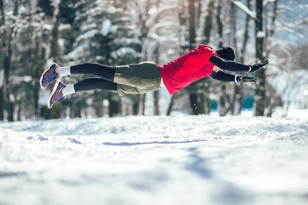 Fiatal Férfi Sportos Ruhákat Dolgoznak Téli Park — Stock Fotó