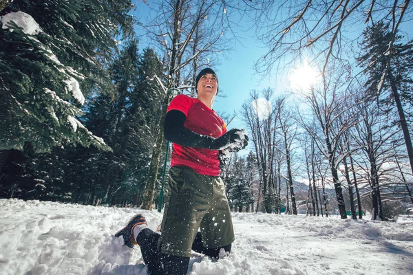 Mladý Muž Hraní Sněhem Zimě Parku Sportovní Oblečení — Stock fotografie