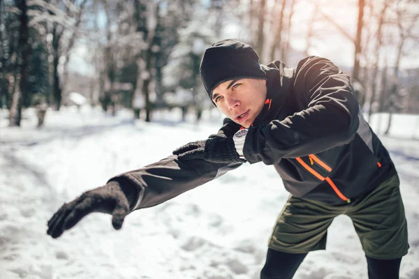 Joven Deportista Haciendo Ejercicios Parque Invierno —  Fotos de Stock