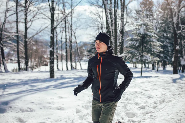 Sportsman Vinterkläder Som Körs Snöig Park — Stockfoto