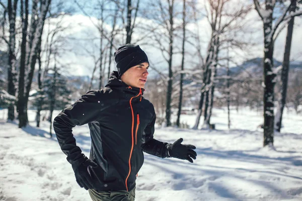 Joven Corriendo Parque Nevado Invierno —  Fotos de Stock