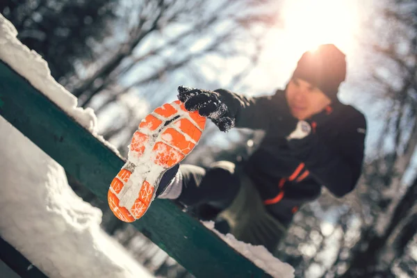 Młody Człowiek Sprawny Stretching Nóg Pod Warunkiem Zima Śnieg — Zdjęcie stockowe