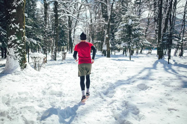 Longitud Completa Hombre Joven Corriendo Invierno Parque Cubierto Nieve Vista —  Fotos de Stock