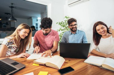 Sınavlara hazırlanan çok ırklı genç öğrencilerden oluşan bir grup..
