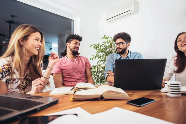 Gruppe Junger Multiethnischer Studenten Bereitet Sich Auf Prüfungen Eigenen Land — Stockfoto