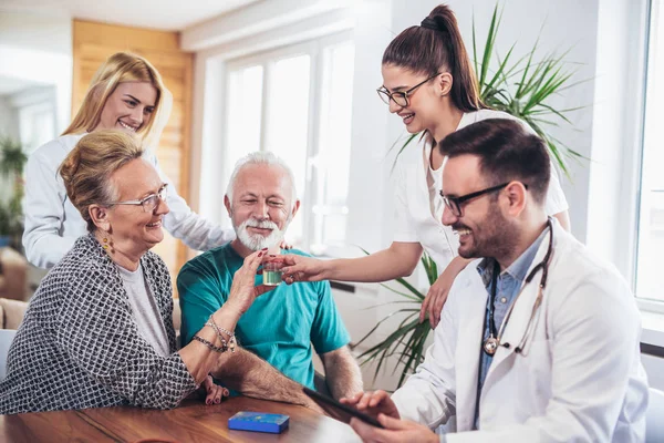 Seniorenpaar Gespräch Mit Gesundheitsbesuchern Hause Sie Sprechen Über Verordnete Therapie — Stockfoto