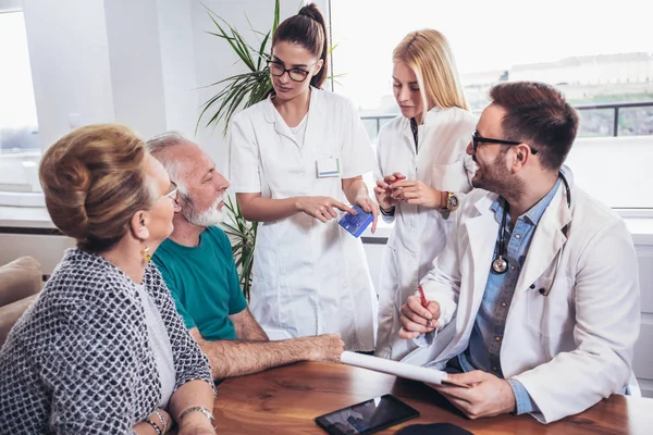 Seniorenpaar Gespräch Mit Gesundheitsbesuchern Hause Sie Sprechen Von Verordneter Therapie — Stockfoto