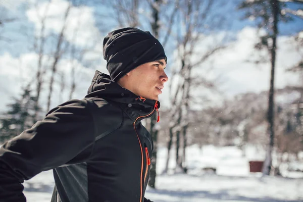 Hombre Deportista Tomando Descanso Correr Condiciones Extremas Nieve —  Fotos de Stock