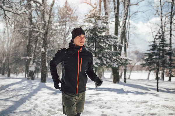 Hombre Deportista Tomando Descanso Correr Condiciones Extremas Nieve —  Fotos de Stock