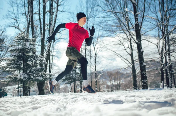 Joven Corriendo Invierno Parque —  Fotos de Stock