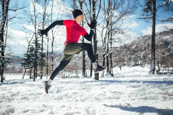 Joven Corriendo Invierno Parque —  Fotos de Stock