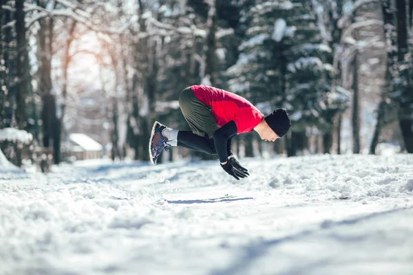 Ung Man Sportiga Slitage Ensam Arbeta Vinterdag — Stockfoto