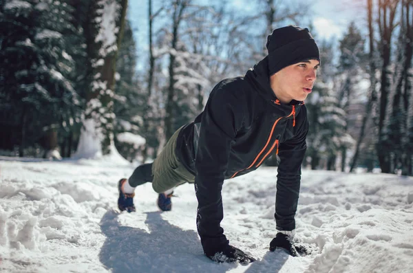Muž Sportovec Pauzu Spuštění Extrémních Sněhových Podmínkách — Stock fotografie