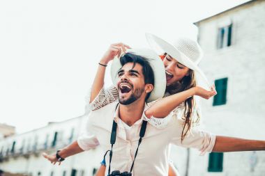 Sırtımda kız arkadaşına veren adam. Mutluluk yaşam tarzı ve Turizm kavramları