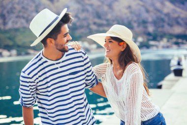 Denizin kenarında yaz zaman zevk aşk, Çift.