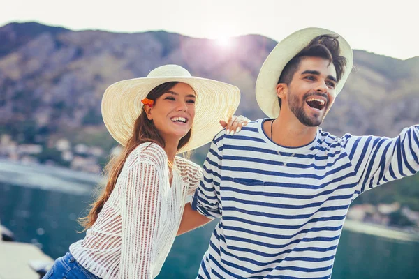 Paar Liefde Genieten Van Zomer Tijd Door Zee — Stockfoto