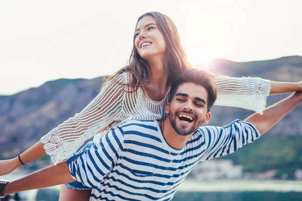 Paar Liefde Genieten Van Zomer Tijd Door Zee — Stockfoto