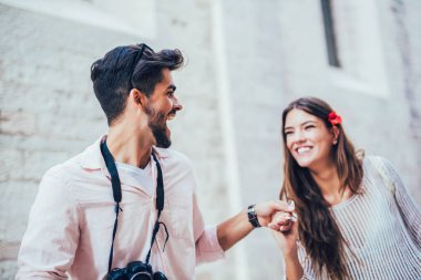 Eski şehirde yürüyüş turistler seyahat birkaç. Tatil, yaz, tatil, turizm: kavramı.
